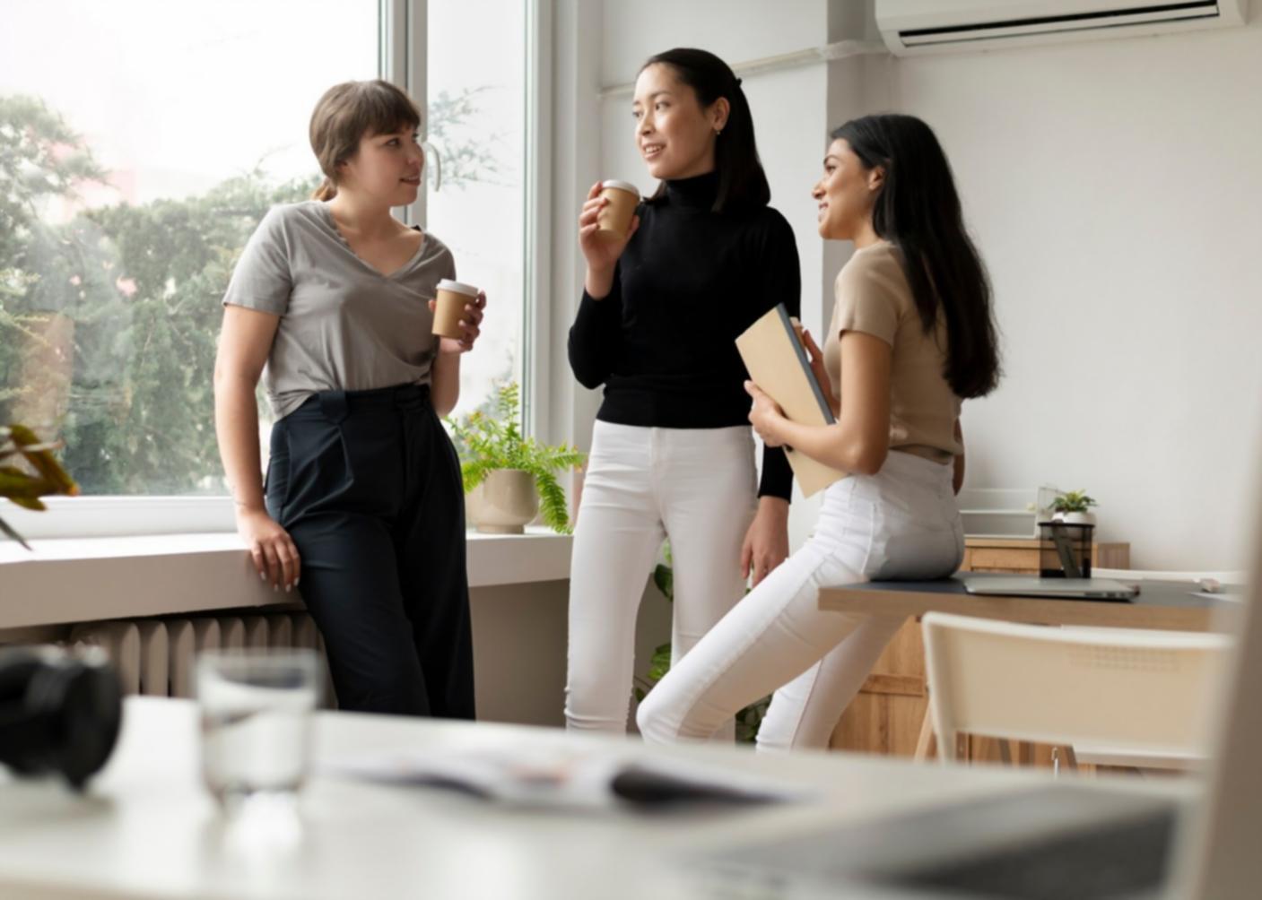 Professionisti che collaborano in un incontro di lavoro per servizi previdenziali