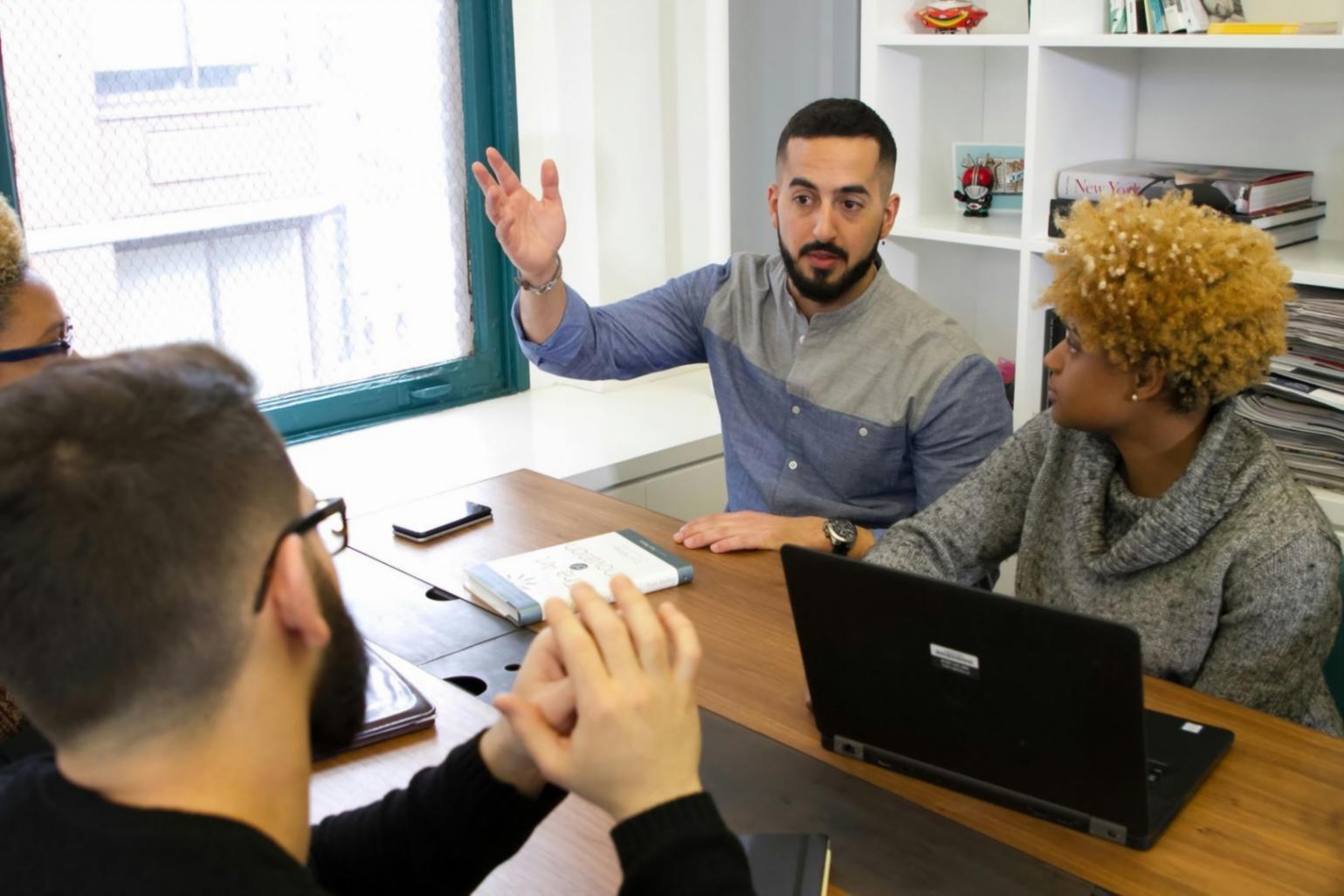 Consulente finanziario specializzato in pianificazione previdenziale durante una sessione di lavoro